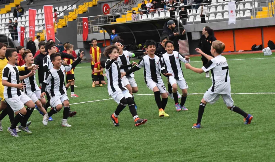 Yunusemre Belediyesi’nin düzenlediği 23 Nisan Futbol Turnuvası’nda 16 takım sahaya