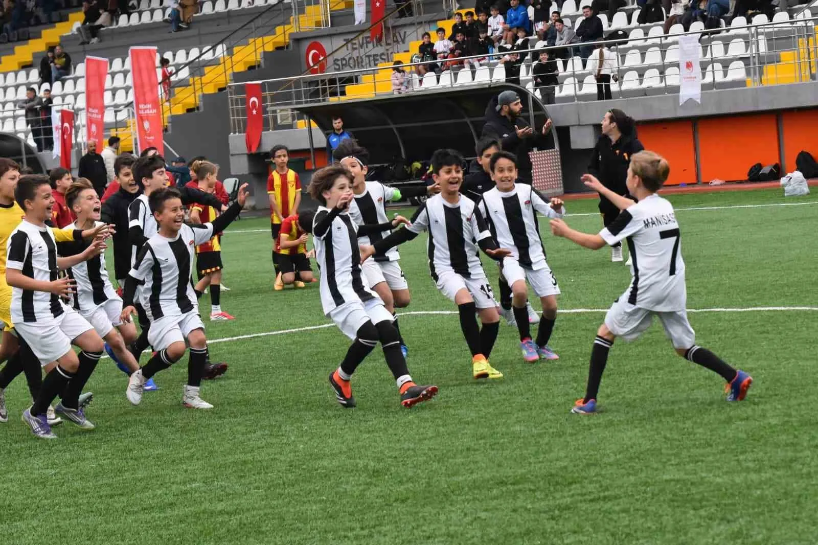 Yunusemre Belediyesi’nin düzenlediği 23 Nisan Futbol Turnuvası’nda 16 takım sahaya