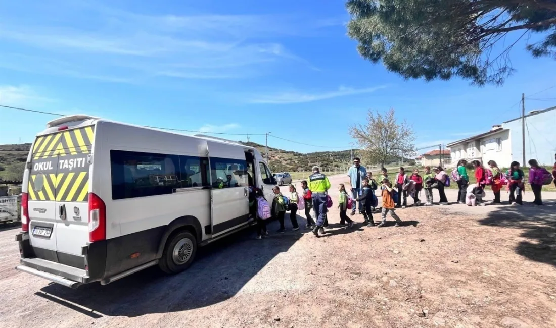 Balıkesir’de jandarma ekipleri okul çevreleri ve servis araçlarında denetim yaptı.