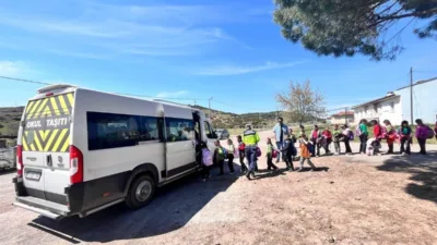 Balıkesir’de jandarma ekipleri okul çevreleri ve servis araçlarında denetim yaptı.