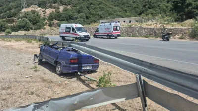 Muğla’nın Bodrum ilçesinde kontrolden çıkan otomobil çelik bariyerlerin altına girdi.