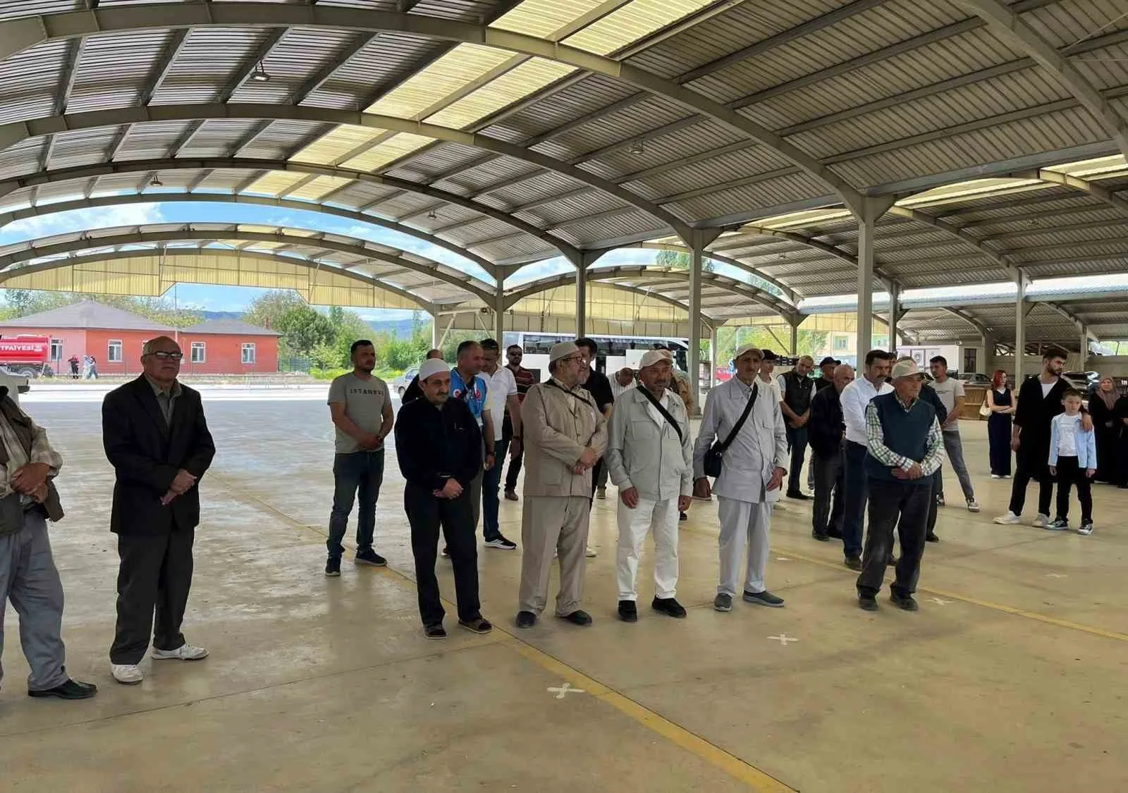 Kütahya’nın Hisarcık ilçesinde kutsal topraklara gidecek hacı adayları için uğurlama