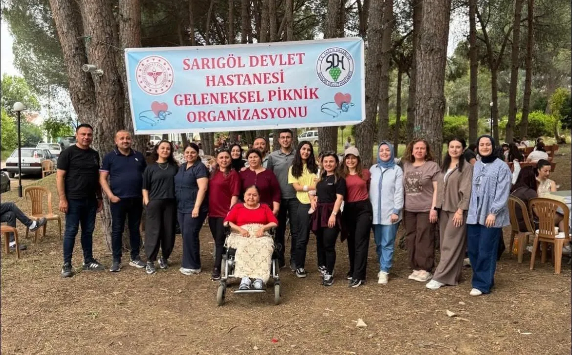 Sarıgöl Devlet Hastanesi’nin düzenlediği motivasyon pikniğinde sağlık çalışanları ve aileleri