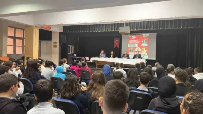 Eskişehir’de düzenlenen programda öğrencilere meslek liselerinin önemi ve girişimcilik konusunda