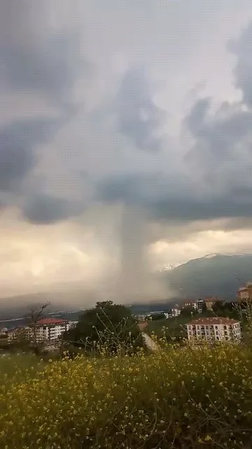 İnegöl’de sağanak etkili oldu, yollar göle döndü Bursa’nın İnegöl ilçesinde aniden bastıran sağanak yağış bazı mahallelerde yolları