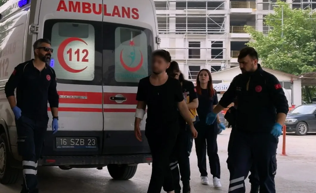 Bursa’nın İnegöl ilçesinde meydana gelen olayda meyve keserken kolunu kesen