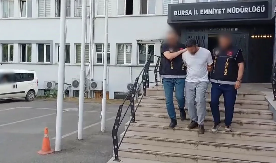 13 yıldır kırmızı bültenle aranan firari hükümlü Bursa’da yakalandı Bursa’da hakkında uyuşturucu ticareti suçundan kesinleşmiş 12 yıl 3 ay