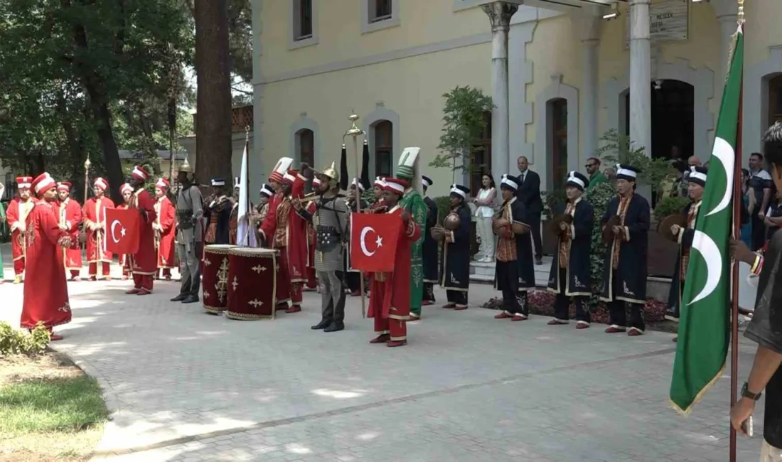 25 ülkeden öğrenciler aynı safta: Mehterle kültür köprüsü kurdular Bursa’da 25 farklı ülkeden gelen öğrenciler, Osmanlı’nın asırlık mehter geleneğinde