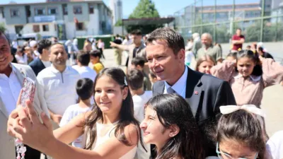 Karne heyecanı yaşayan öğrencilerle bir araya gelen Osmangazi Belediye Başkanı