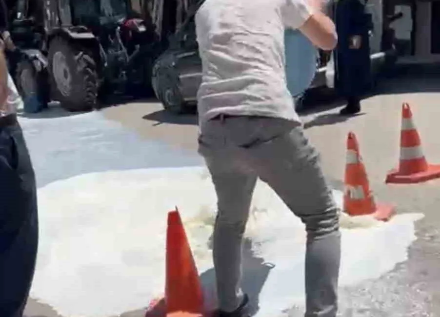 Bursa’da sütleri alinmadigi gerekçesiyle Keles Belediyesi’nin önüne sütlerini döken üreticiye