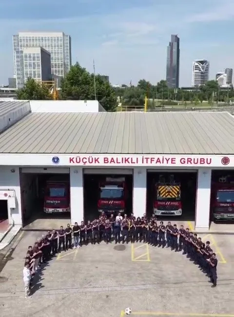 Bursa itfaiyesi’nden milli takımımıza anlamlı destek Bursa Büyükşehir Belediyesi İtfaiye Daire Başkanlığı, paylaştığı özel video ile