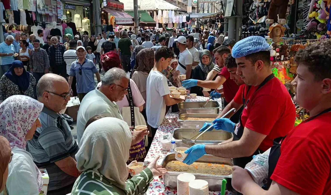 Bursa’nın Osmangazi ilçesindeki Tuzpazarı Çarşısı’nda esnafın 30 yıldır sürdürdüğü aşure