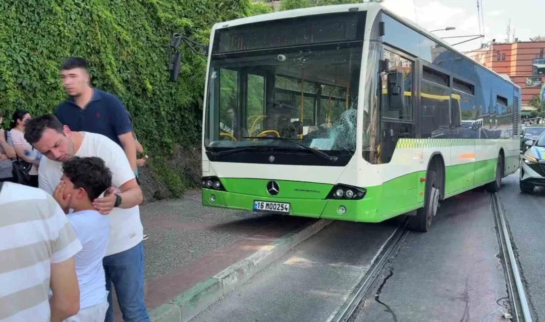 Bursa’da karşıdan karşıya geçmeye çalışan kadın ile bebeğine halk otobüsünün