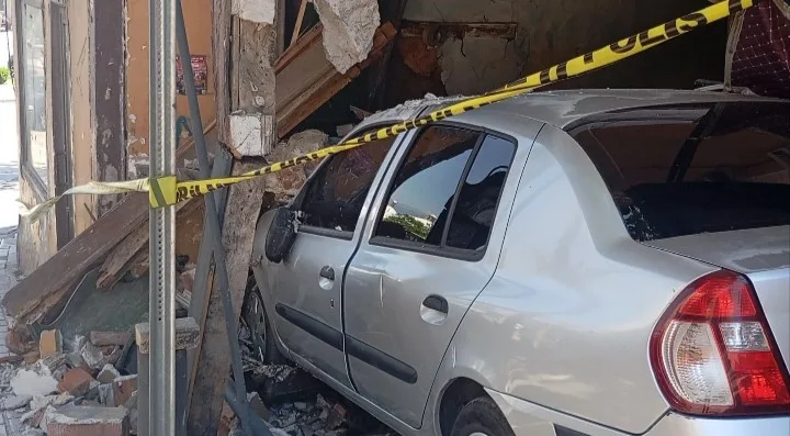 Bursa’nın Osmangazi ilçesinde yokuş üzerinde park halindeki bir otomobilin freni
