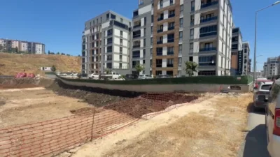 Bursa’da yapımı devam eden bir inşaatın yanında bulunan bir sitenin