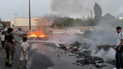 Bursa’da otluk alanda çıkan yangında gökyüzü dumanla kaplandı. İtfaiye ekiplerinin