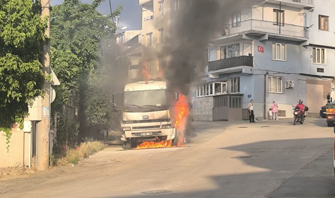 Bursa’da park halindeki kamyon alevlere teslim oldu Bursa’da park halindeki kamyonda yangın çıktı. Yangın, itfaiye ekiplerinin müdahalesiyle