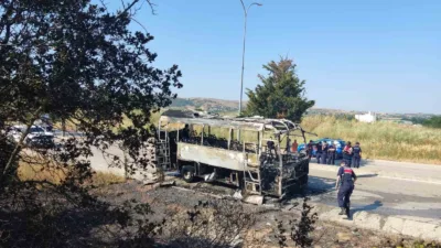 Bursa’da seyir halindeki servis otobüsü, motor bölümünde çıkan yangın sonucu