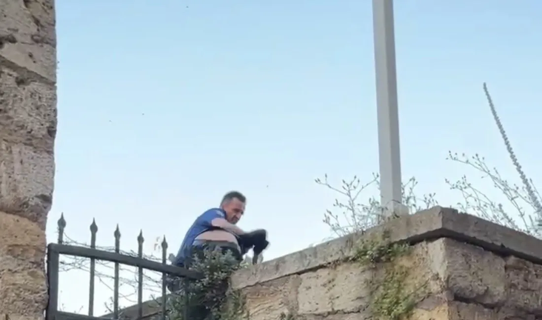 Bursa’da surlarda intihara kalkışan genç son anda kurtarıldı Bursa’da Tophane surlarına çıkarak intihar girişiminde bulunan bir kişi, polis