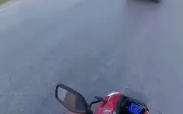 Bursa’da bir sürücü, trafik adasına tersten girerek ters istikamette ilerledi.