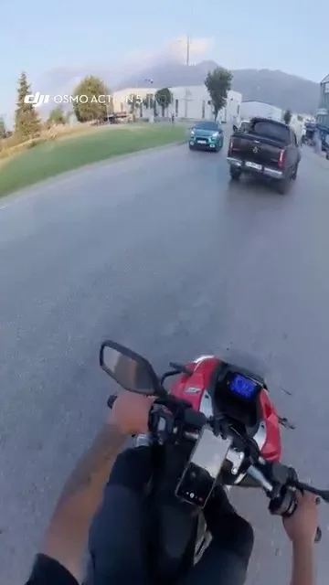 Bursa’da bir sürücü, trafik adasına tersten girerek ters istikamette ilerledi.