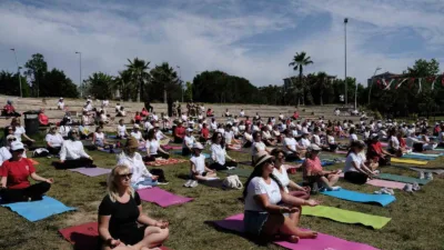 Büyükçekmece’de Dünya Yoga Günü kapsamında düzenlenen etkinlikte yüzlerce kadın yoga