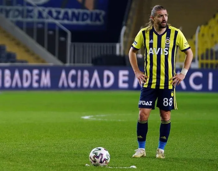 Caner Erkin, profesyonel futbol kariyerini noktaladı Kariyerinde Galatasaray, Fenerbahçe ve Beşiktaş formaları giyen 37 yaşındaki Caner