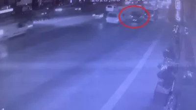 Bursa’nın Osmangazi ilçesinde kamyonetle iki aracın arasından makas atıp, motosikleti