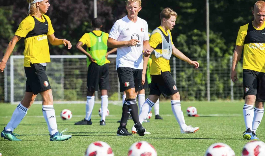 Dirk Kuyt, 11 yıl sonra Fenerbahçe’ye döndü Fenerbahçe’de teknik direktörlüğe İsmail Kartal’ın getirilmesinin ardından, takımda daha önce