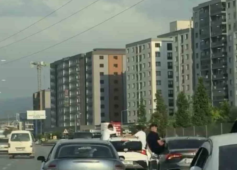 Düğün konvoyunda tehlikeli yolculuk Bursa’da düğün konvoyunda tehlikeli hareketler yapan şahıslar, hem kendi canlarını