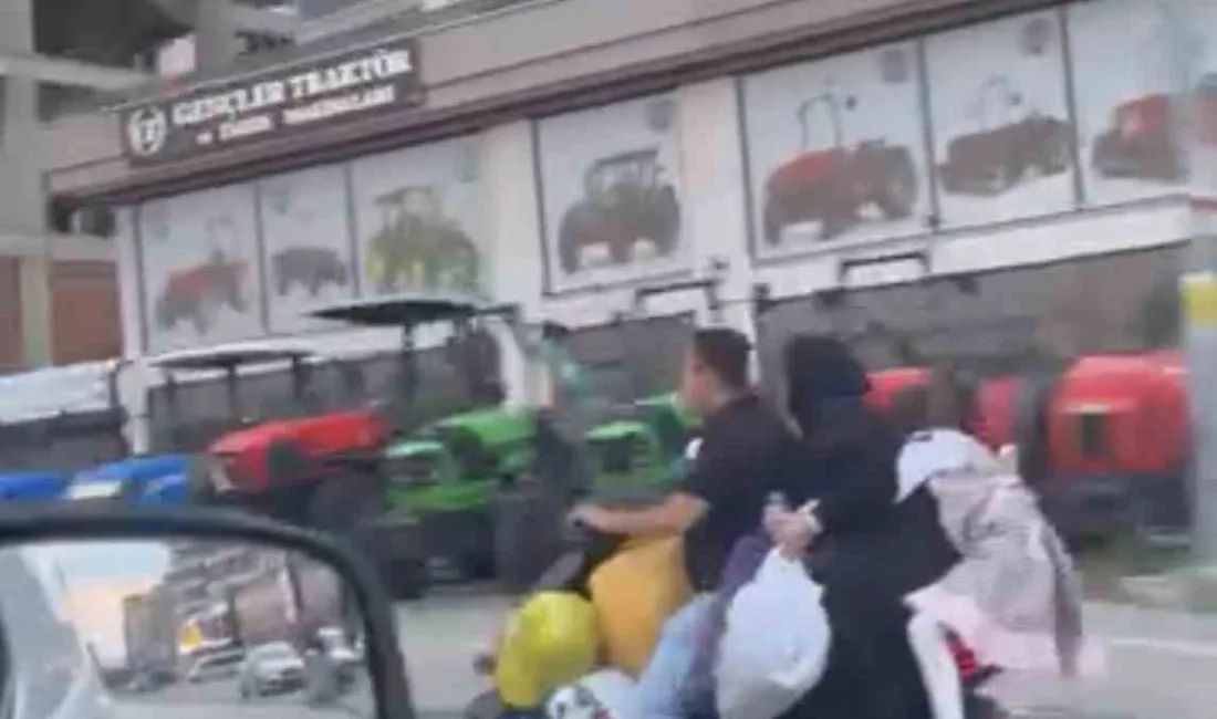 Elektrikli scooter üzerindeki tehlikeli yolculuk Bursa’da bir ailenin çok sayıda eşya ile elektrikli scooter üzerindeki