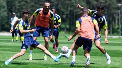 Fenerbahçe, yeni sezon hazırlıklarına Topuk Yaylası Tesisleri’nde devam ediyor. Teknik