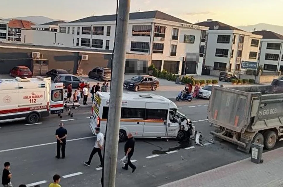 Bursa’nın İnegöl ilçesinde park halindeki kamyona arkadan çarpan servis minibüsünün