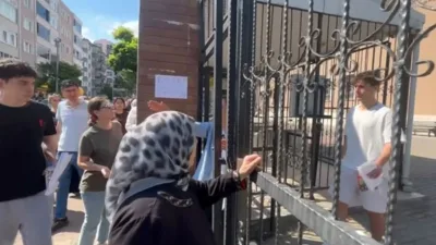 Bursa’da sınava gelirken kimliğini düşürüp kaybeden bir öğrenci, sınava giremedi.