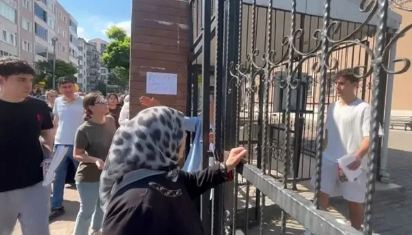 Kimliğini kaybeden öğrenci YKS’ye giremedi Bursa’da sınava gelirken kimliğini düşürüp kaybeden bir öğrenci, sınava giremedi.