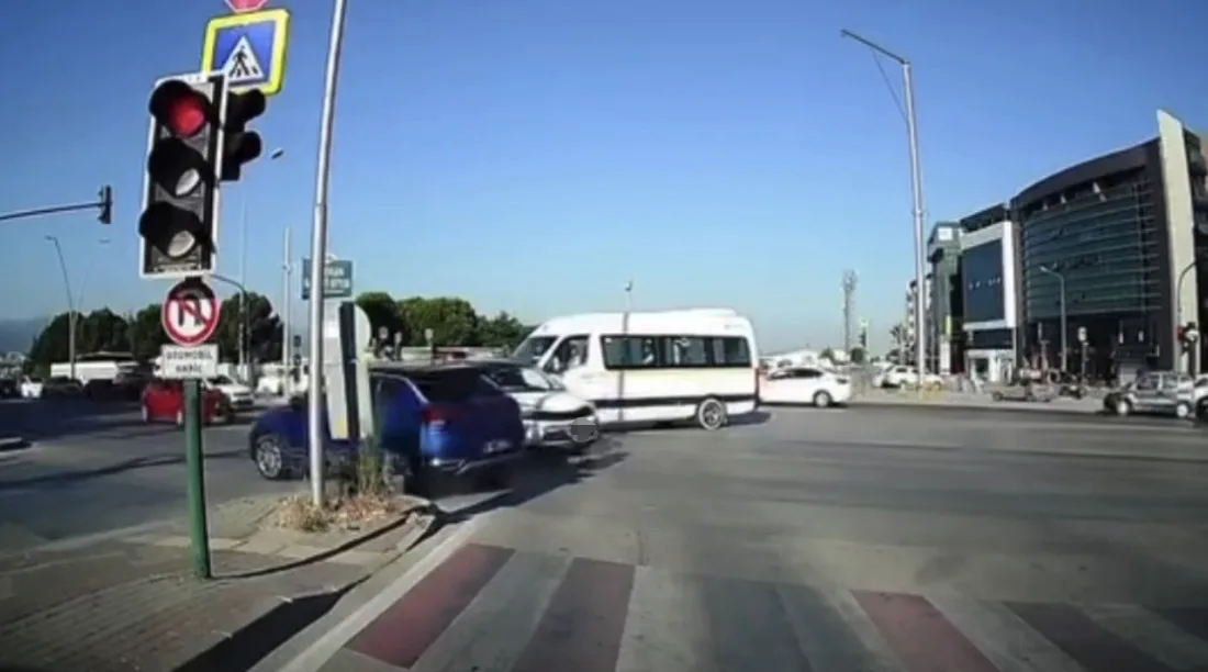 Bursa’da kırmızı ışık ihlali yaptığı iddia edilen otomobil, kavşakta seyreden