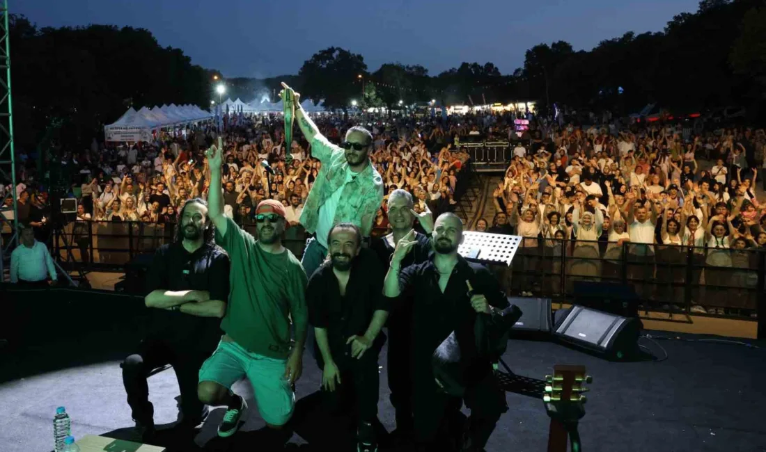 Nilüfer’de Karadeniz rüzgarı sürüyor 2. Nilüfer Karadeniz Festivali’nin ikinci günü de dolu dolu geçti.