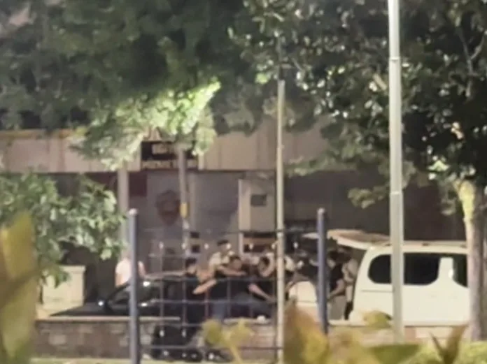 Parkta tekme tokatlar havada uçuştu Bursa’da bir kişi, parka otomobille gelen kimliği belirsiz şahısların saldırısına