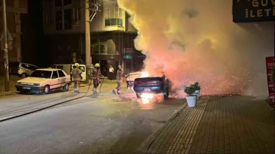 Bursa’da seyir halindeyken bir anda alev alan otomobil kullanılamaz hale