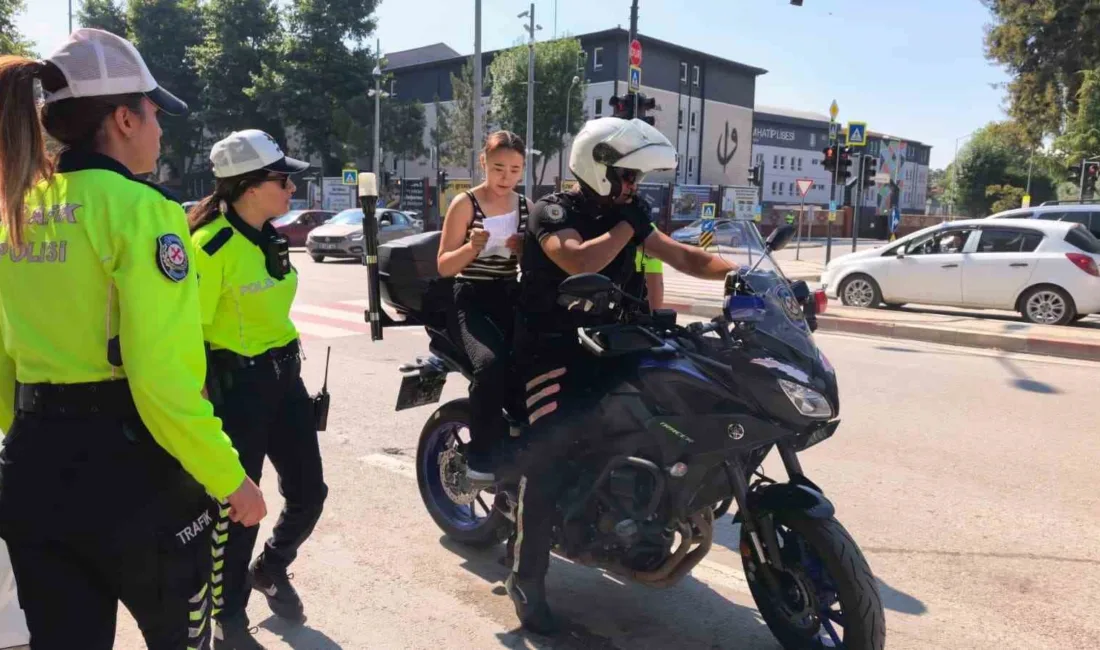Sınava 1 dakika kala polis yetiştirdi Tüm Türkiye’de olduğu gibi Bursa’da da YKS sınavı heyecanı 2.