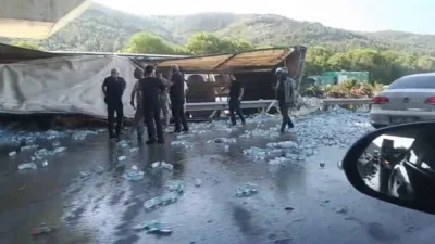 Bursa’da kontrolden çıkan su yüklü tırın bariyerlere ve hızlı tren