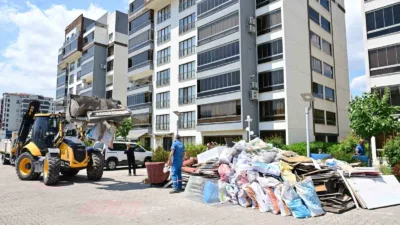 Yıldırım Belediyesi, Millet Mahallesi’nde bir sitede çıkan yangından etkilenen ve