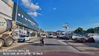 Bursa’da bir vatandaş, yola düşen eşyasını almak için akan trafikte